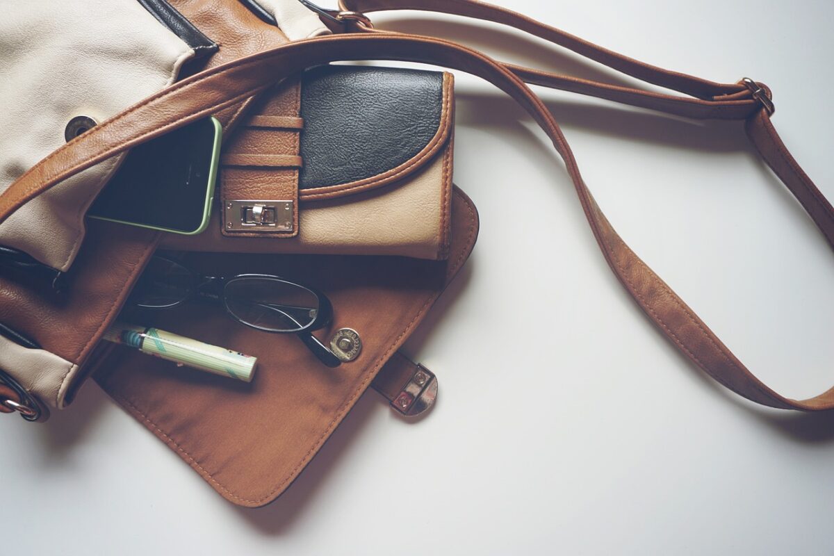 Dieb griff zu: Vierstellige Summe in Handtasche