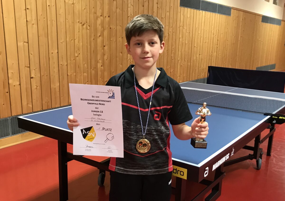 Eschenbacher Tischtennistalent Leon Neubauer wird souveräner Bezirks-Einzelmeister