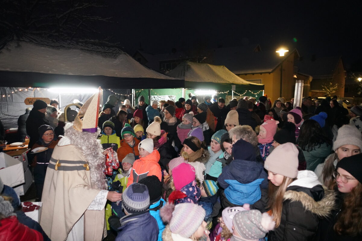 Adventsmarkt im Schnee