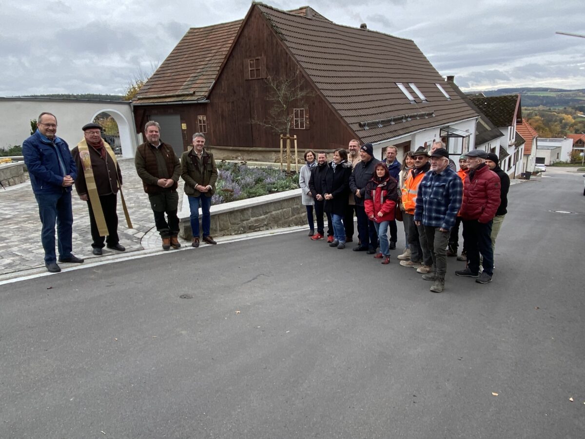 Zum Abschluss kirchlicher Segen  für die sanierte „Hintere Gasse“