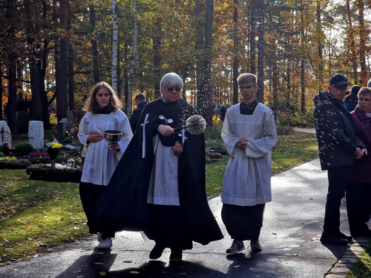 Allerheiligenfeier im Waldfriedhof