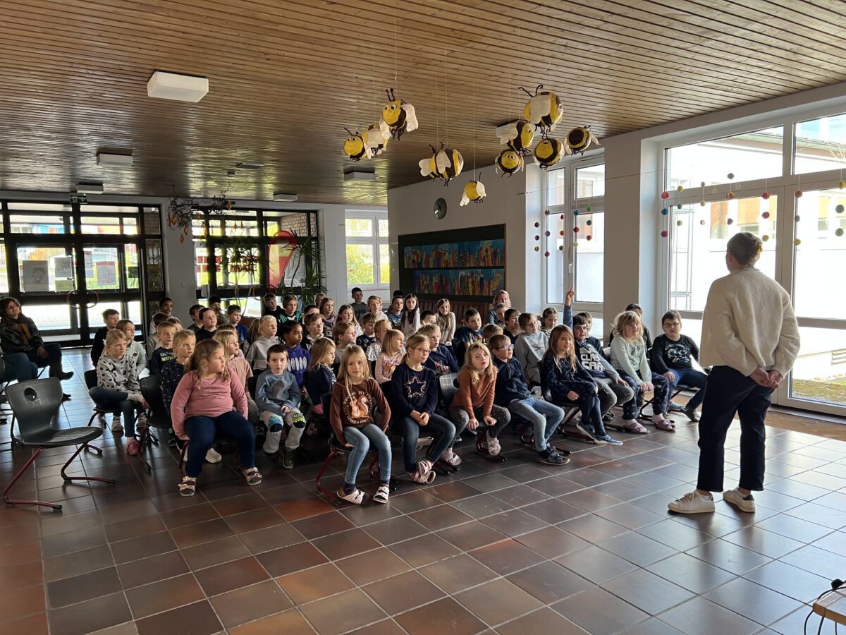Begeisterung für Lesen und Krumpflinge: Annette Roeder besucht Grundschule in Waidhaus