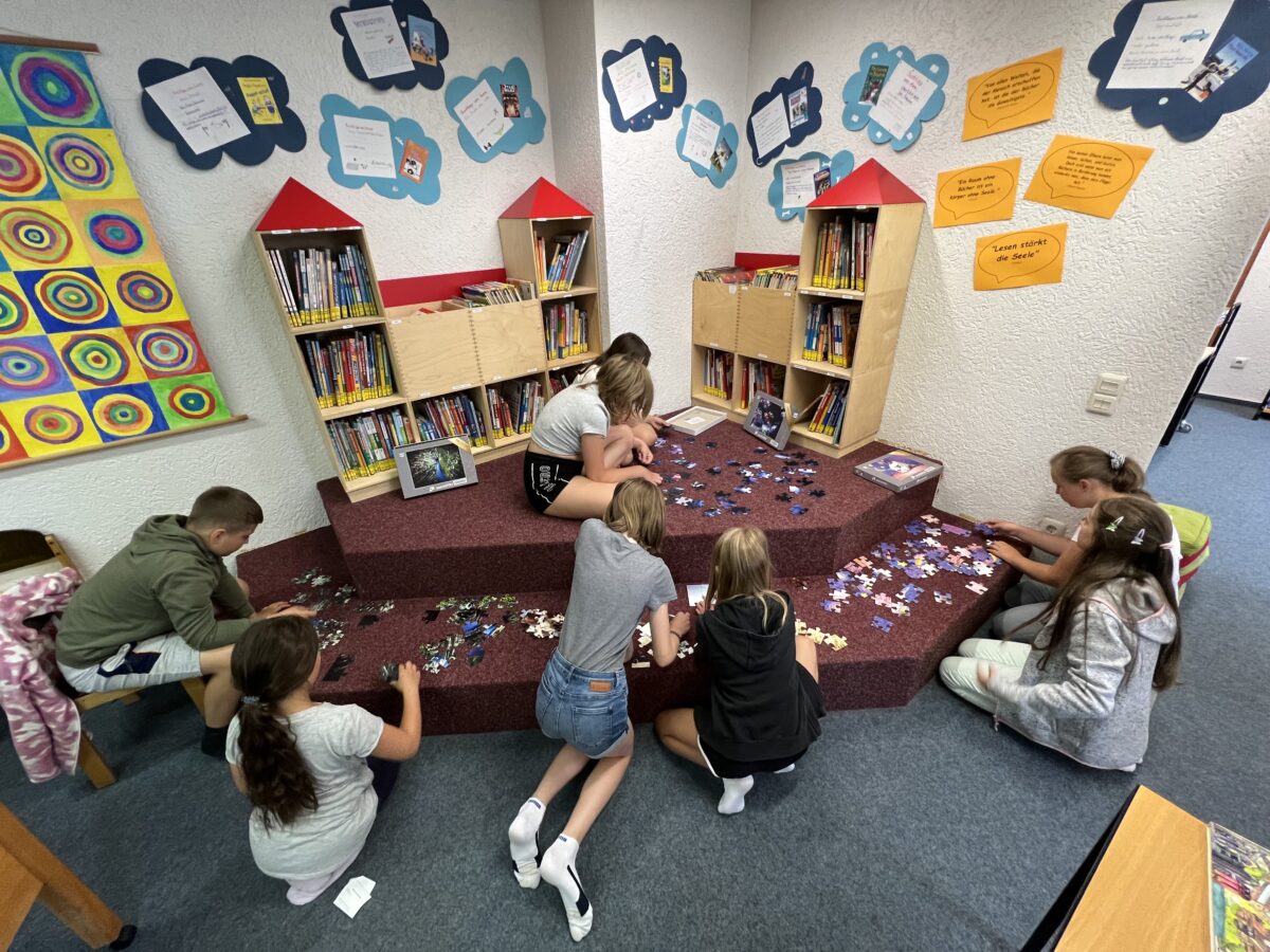 Großzügige Spende an Bücherei macht die Kinder wunschlos glücklich