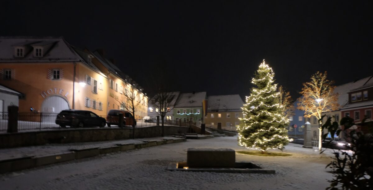 Der Christbaum strahlt auf dem Marktplatz in Floß