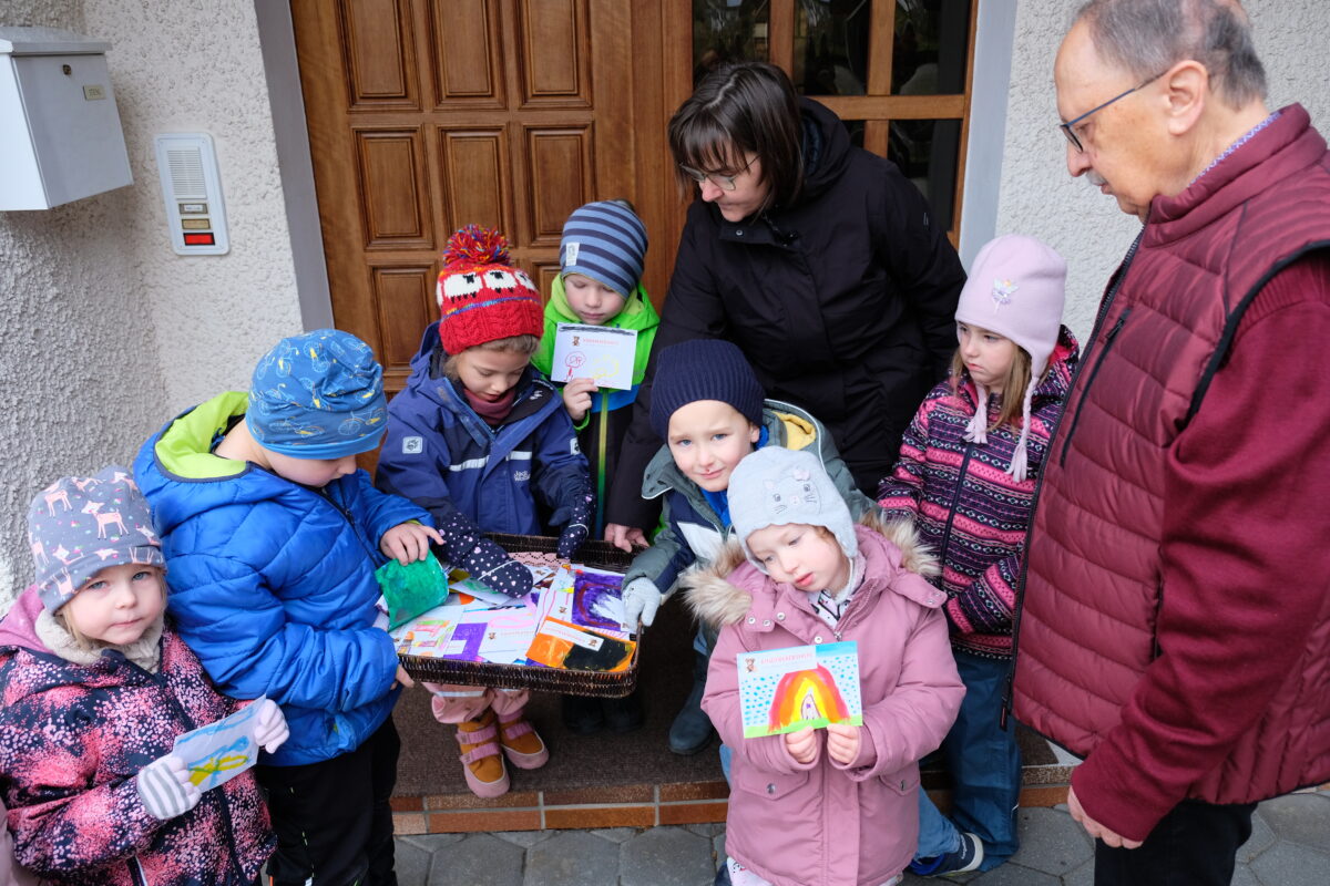 Kita Speinshart sammelt beim Martinsumzug für die Kinderkrebshilfe