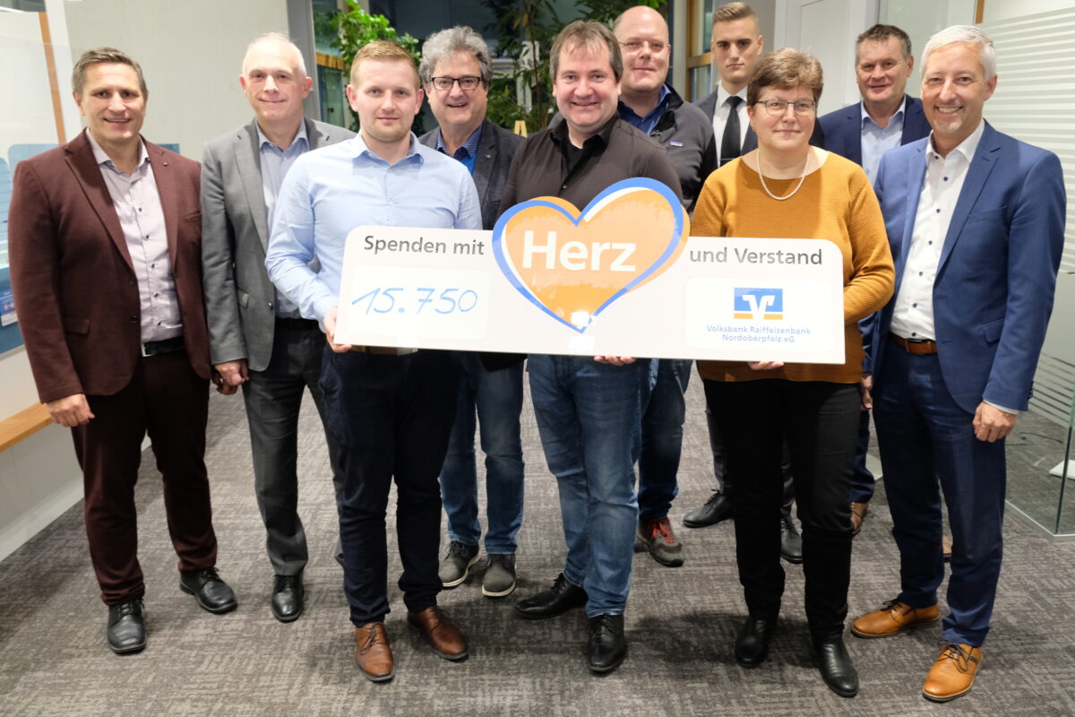 VR Bank Nordoberpfalz schlüpft in die Rolle des Christkinds: Über 15.000 Euro für die Vereinswelt