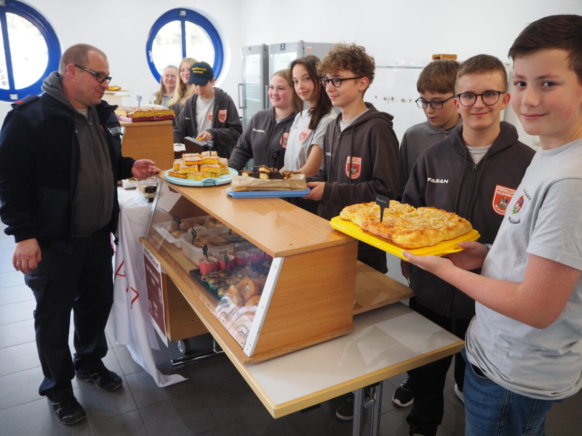 Erfolgreicher Kuchenverkauf der Jugendfeuerwehr bei Messe in Neustadt