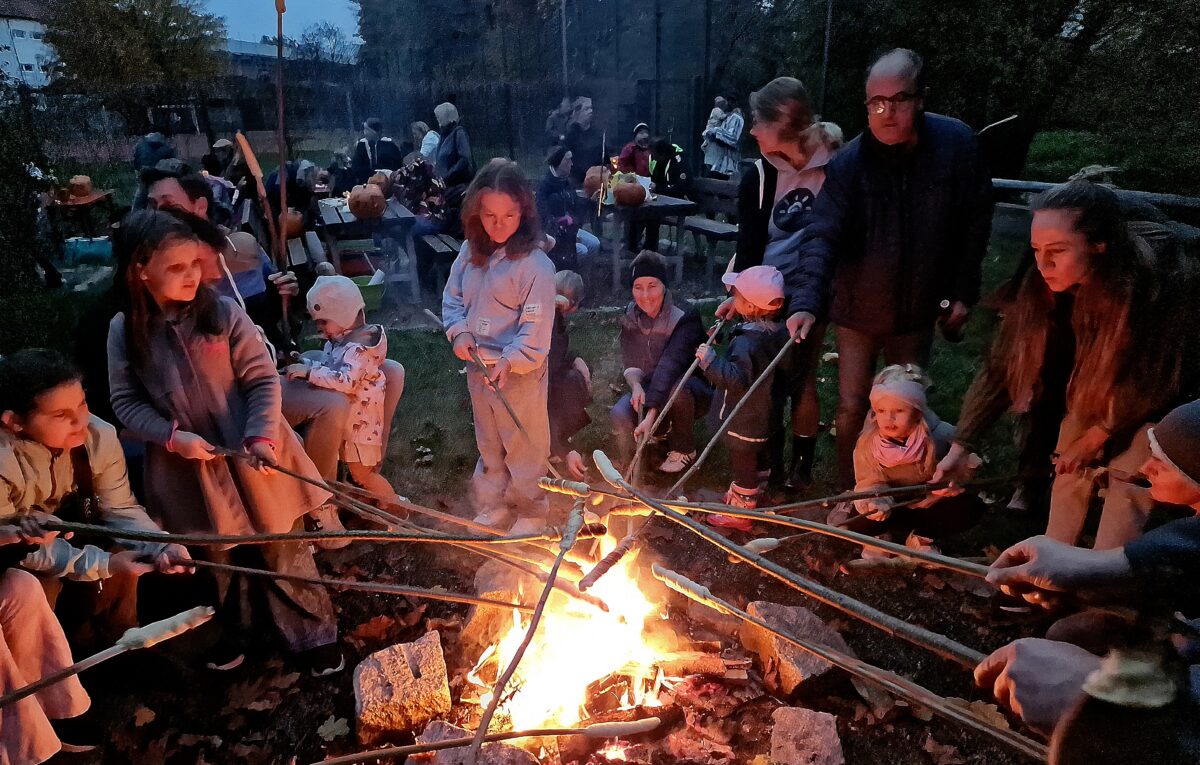 Kürbisse mit Schreckensgesichtern verziert