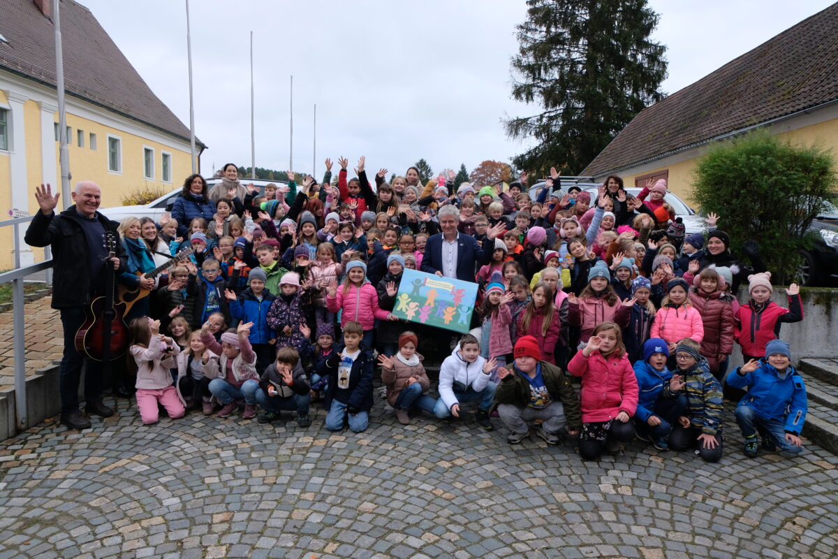 120 Schulkinder gratulieren Bürgermeister Robert Lindner zum 60. Geburtstag