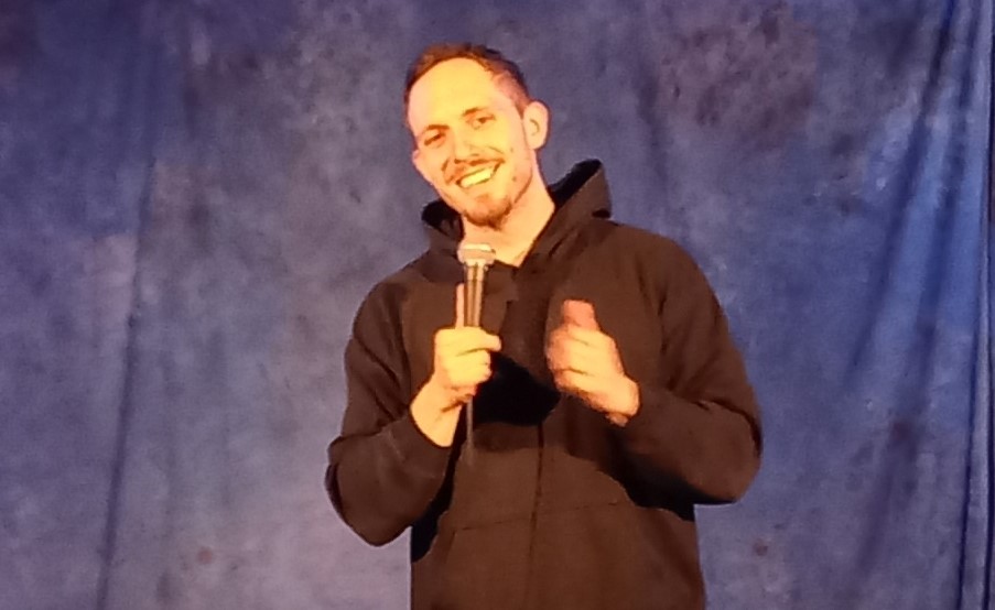 Da kommt „Freude“ auf. Stand-up-Comedian Max Osswald mit neuem Programm auf der „Kulturbühne im Kulturbahnhof“