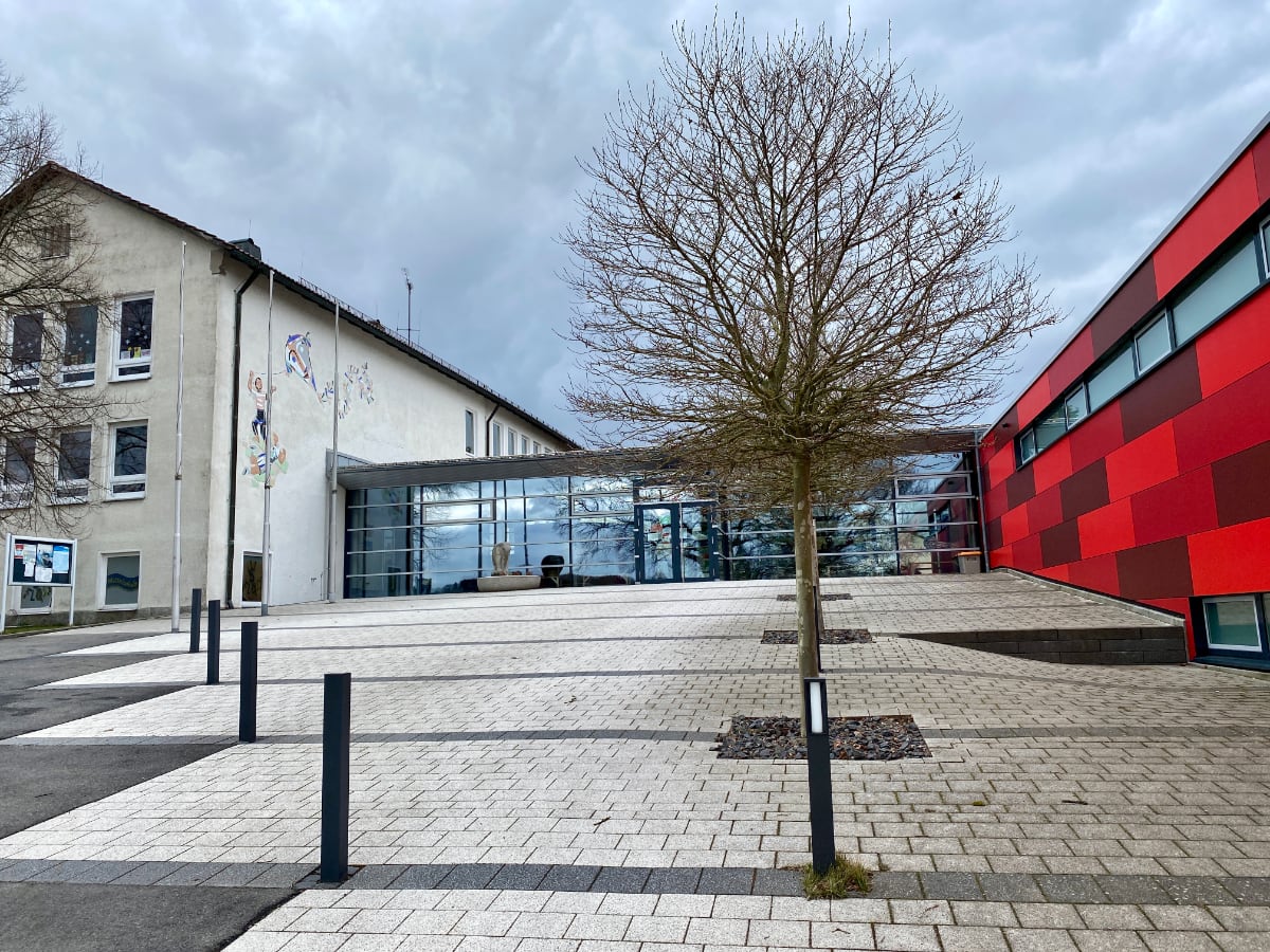 Flosser Grund- und Mittelschule wird nach Sanierung vorerst mit Pellets beheizt