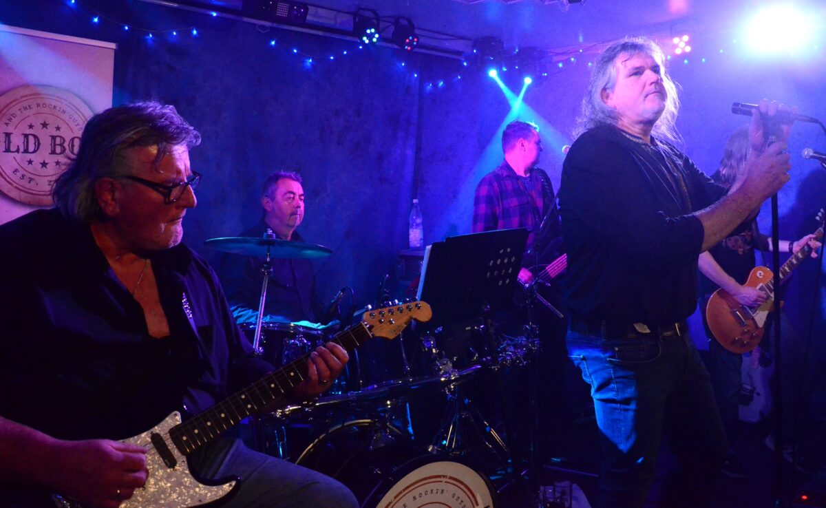 „Old Boy and the rocking Guys“ locken die Tanzfans aufs Parkett