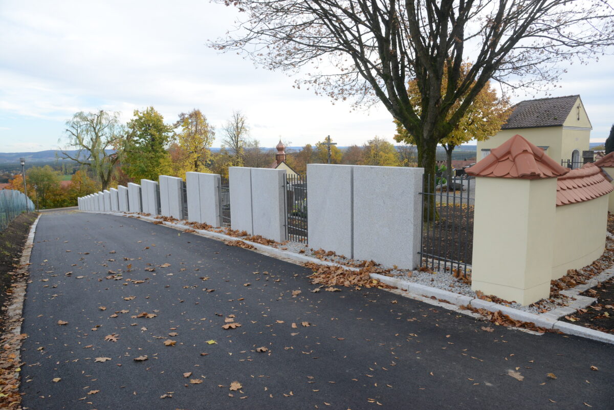 Neue Friedhofsmauer und Tulpenweg-Ausbau in Parkstein erfolgreich abgeschlossen