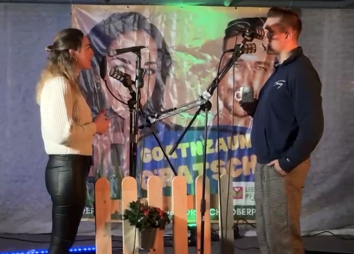 Volles Gewächshaus beim Live-Podcast-Abend von „Goatnzaun G’ratsch“