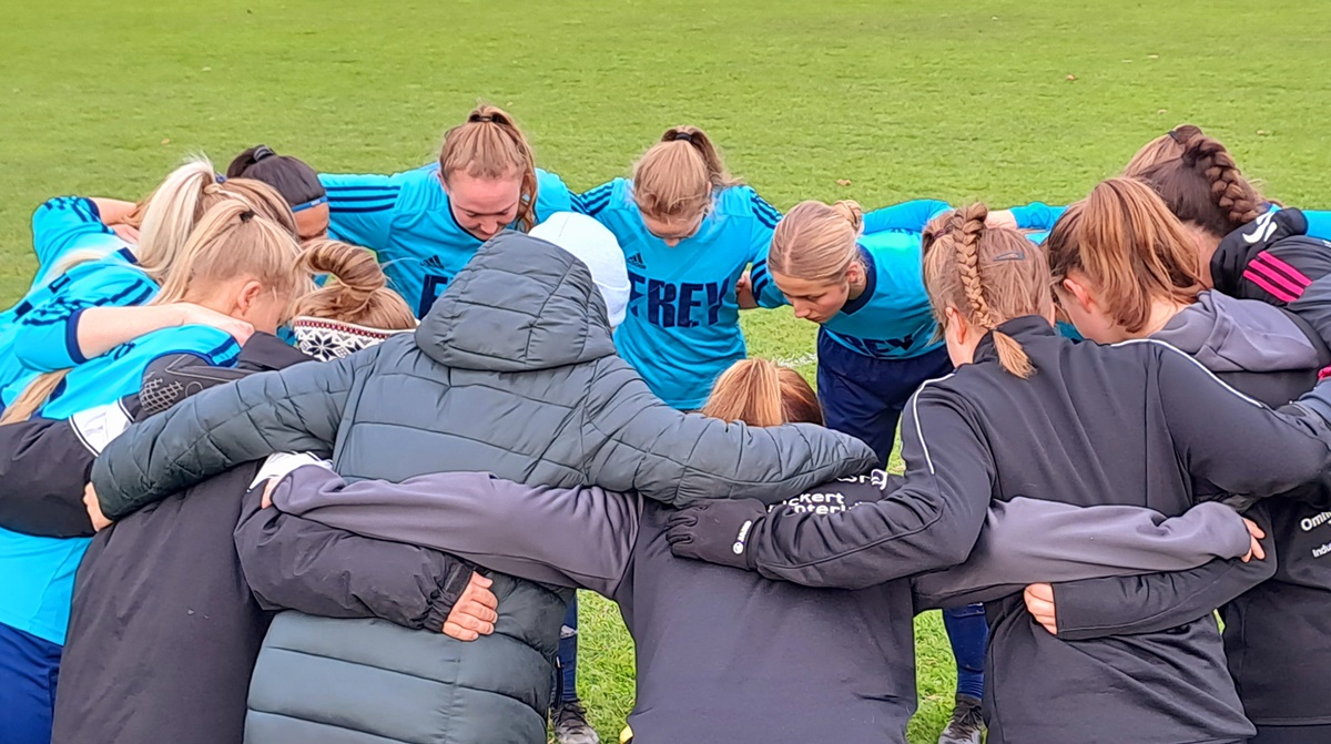 Neusorger Fußballdamen feiern Herbstmeisterschaft mit fadem Beigeschmack