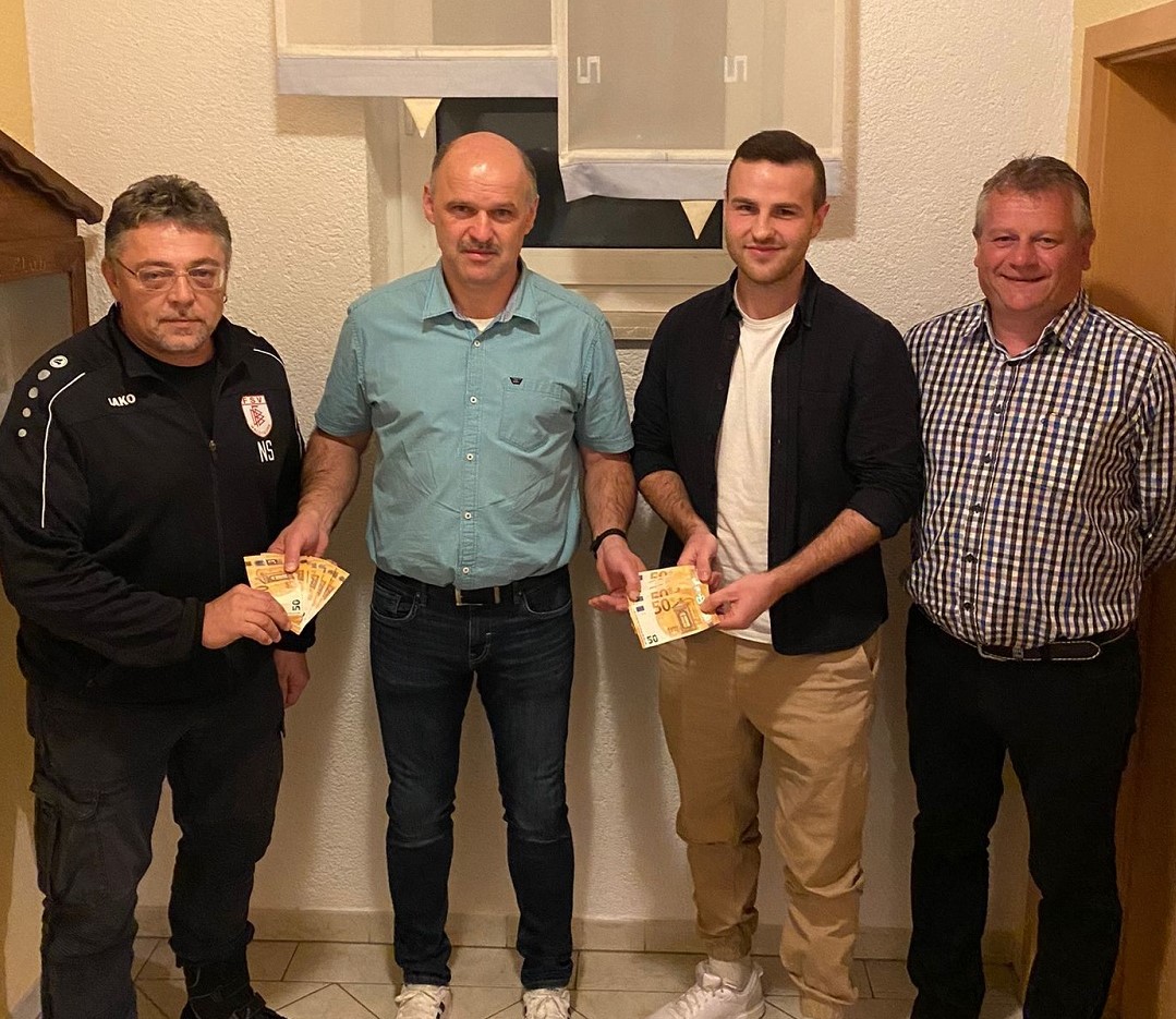 Förderkreis überreicht dem FSV Waldthurn ein Weihnachtsgeschenk