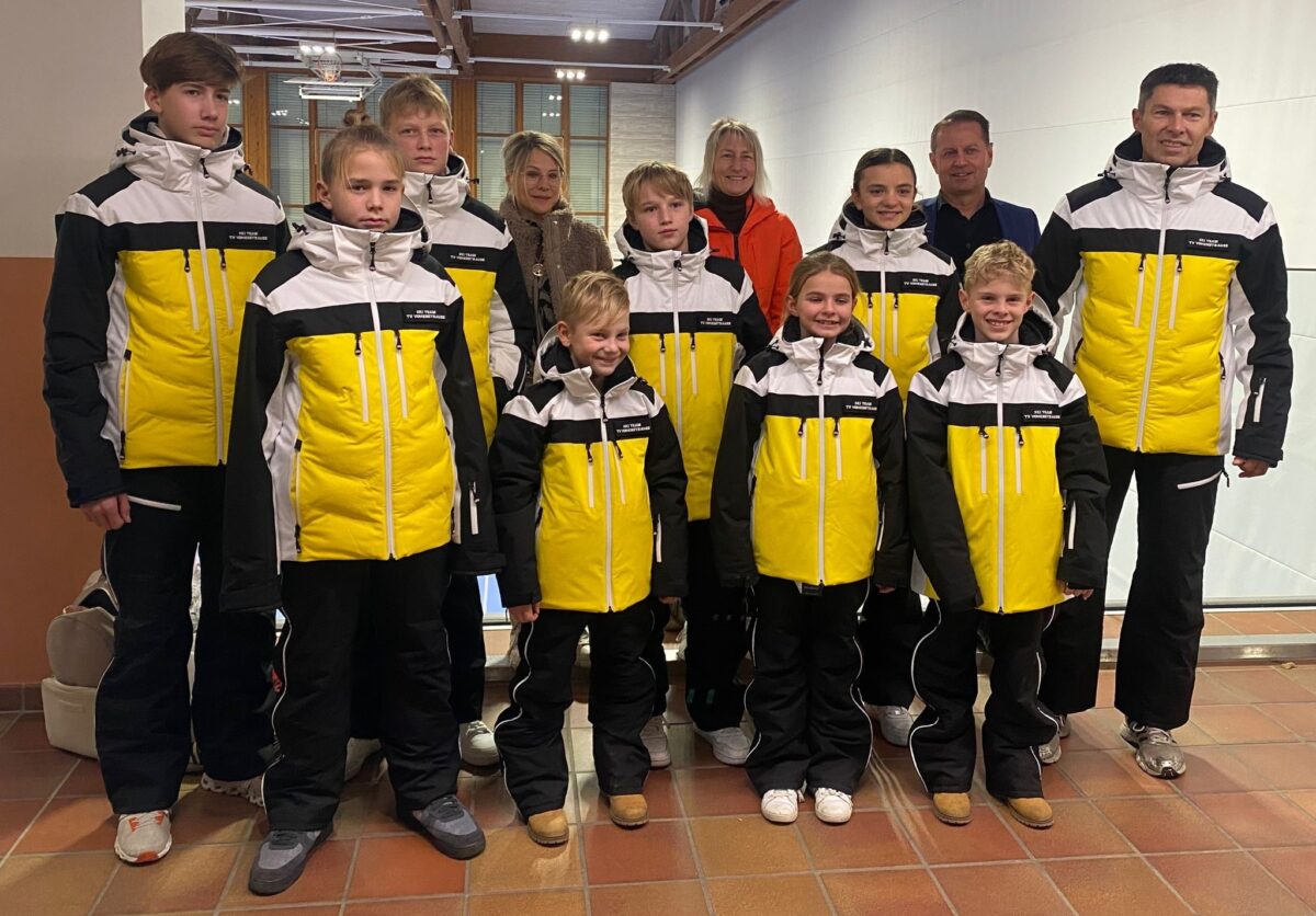 Sparkassen spenden dem TV Vohenstrauß neue Skianzüge für Kinder und Jugendliche