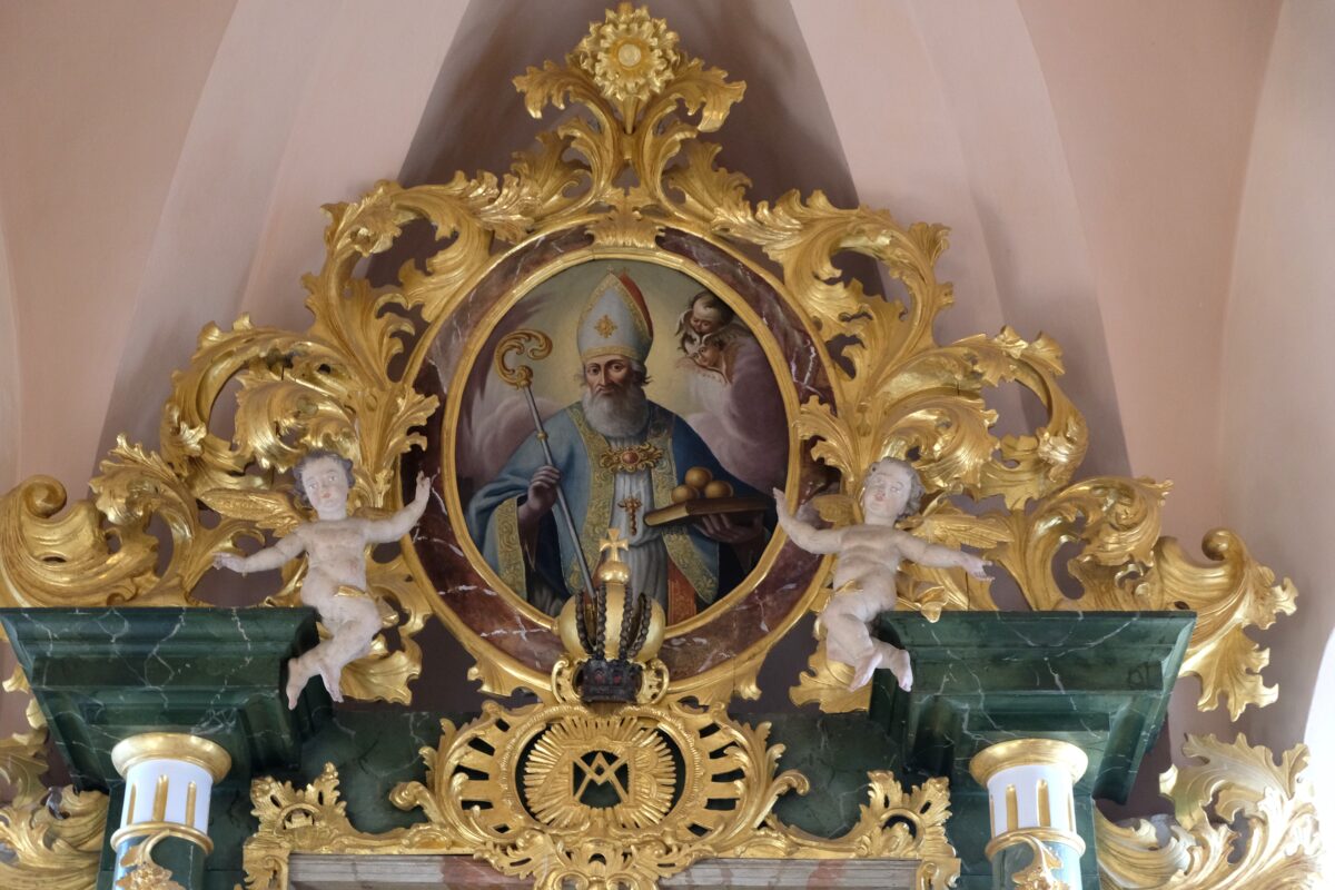 Flosser Nikolauskirche: Außenrenovierung abgeschlossen, keine Kostenüberschreitung