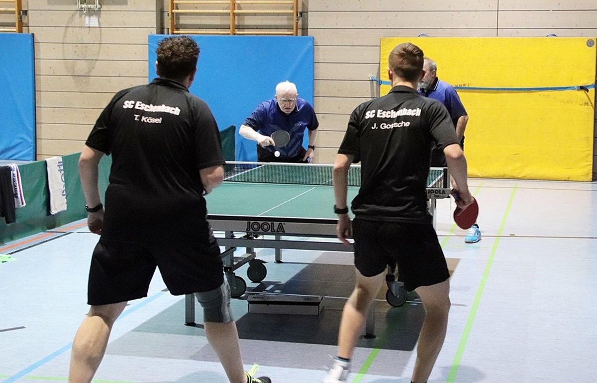 Eschenbacher Tischtennisherren stürzen den Tabellenführer und stehen jetzt selbst ganz oben