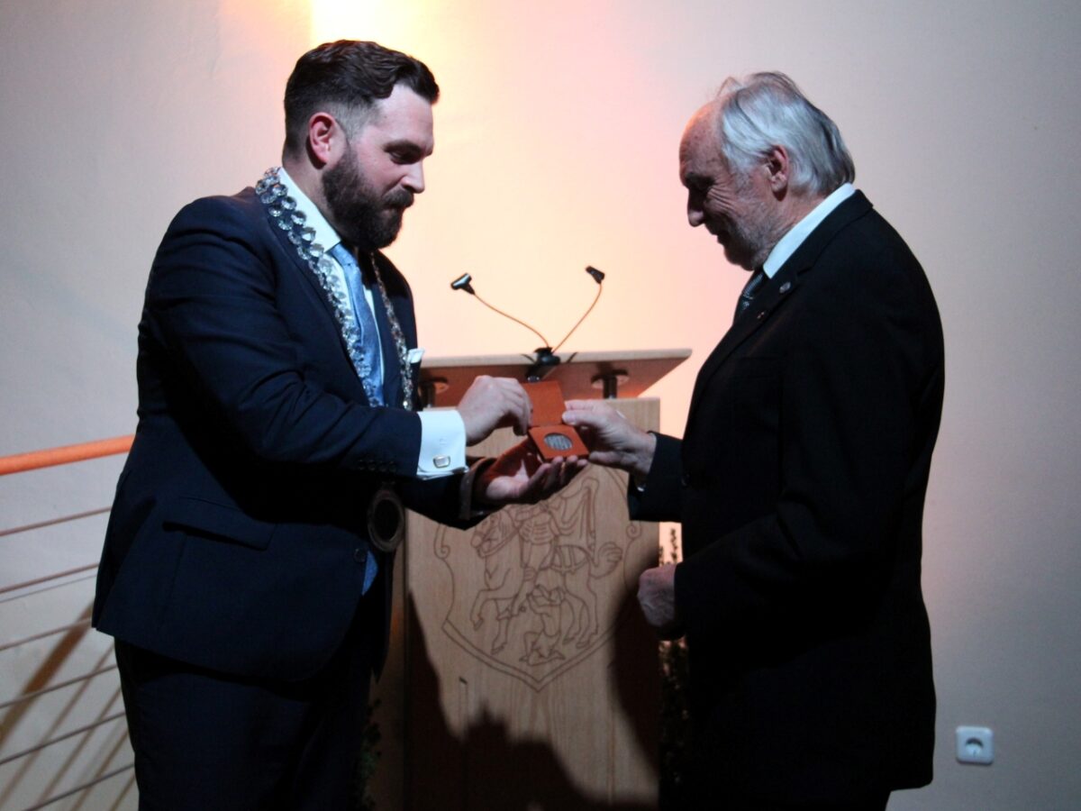 Ernst Umann bekommt die Bürgermedaille der Stadt Neustadt verliehen