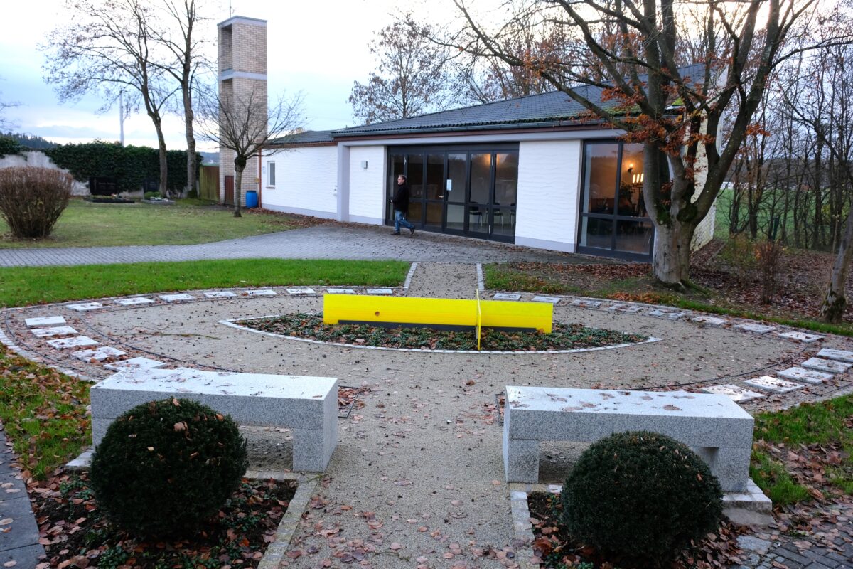 „Auge Gottes“ im Oberbibracher Friedhof