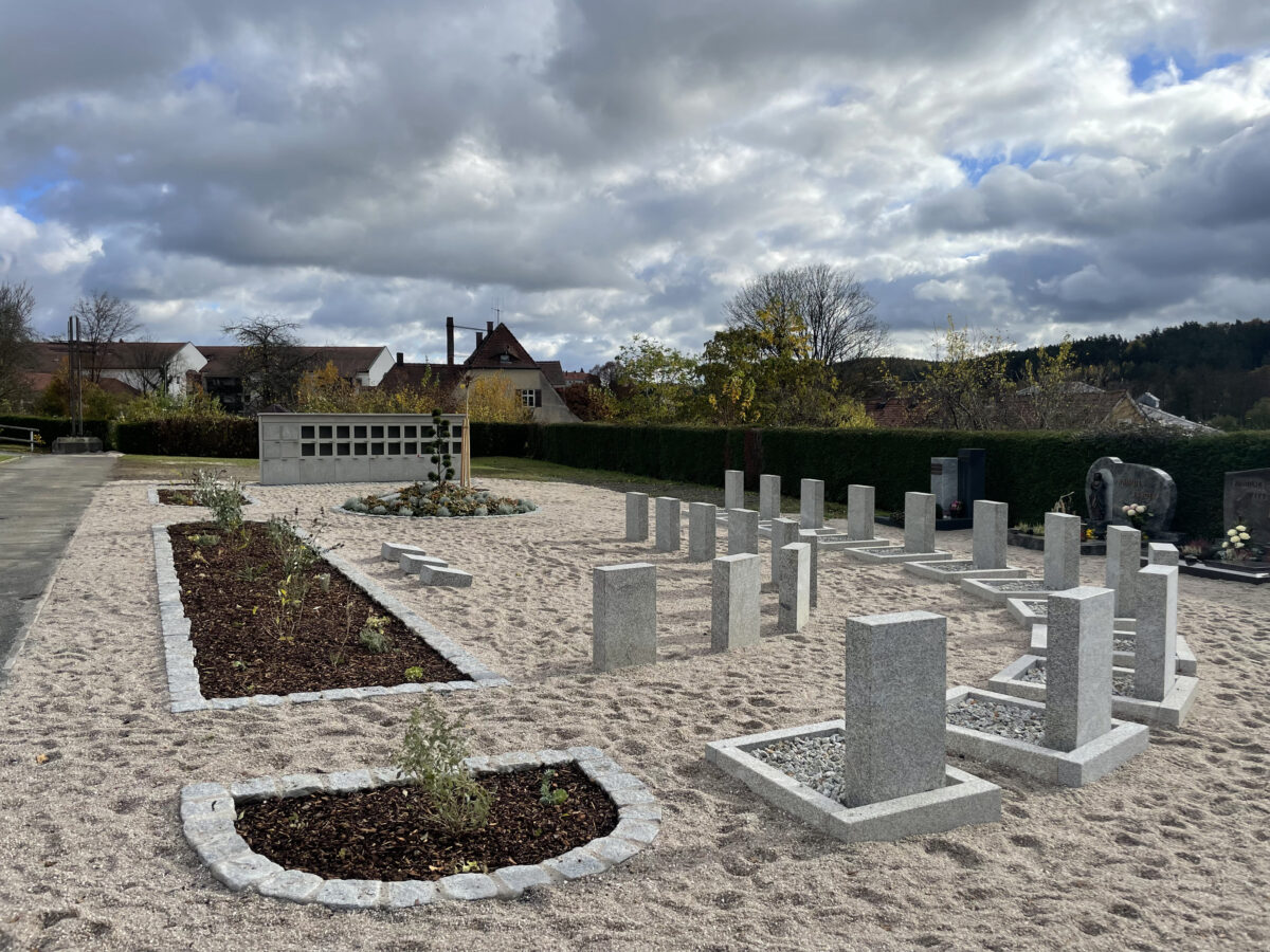 Neue Urnenwand samt Urnenhain auf Neustädter Friedhof