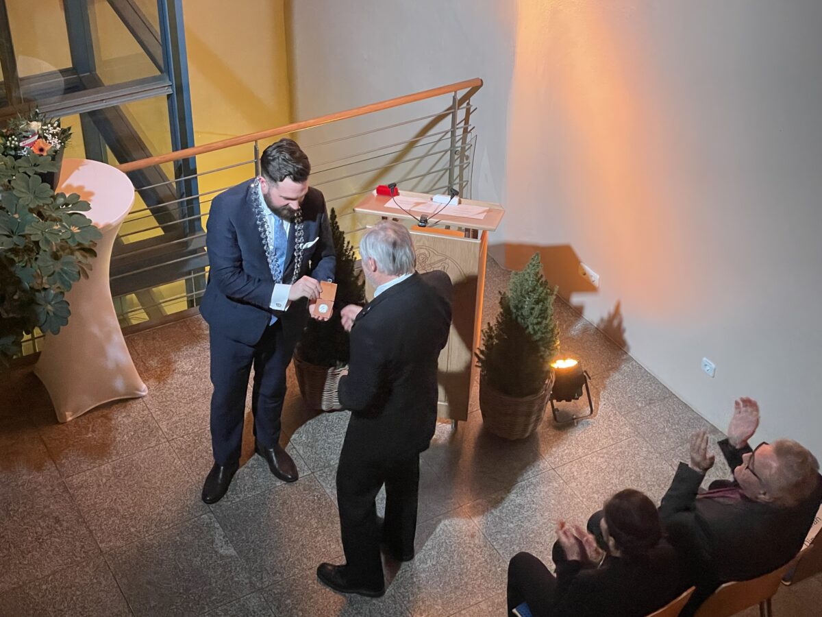 Ernst Umann erhält Bürgermedaille der Stadt Neustadt