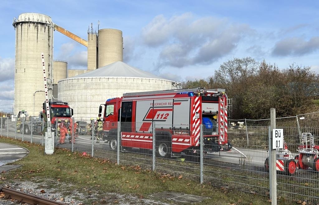 Zugchaos in Schwandorf wegen Feuer im Regensburger Kalkwerk