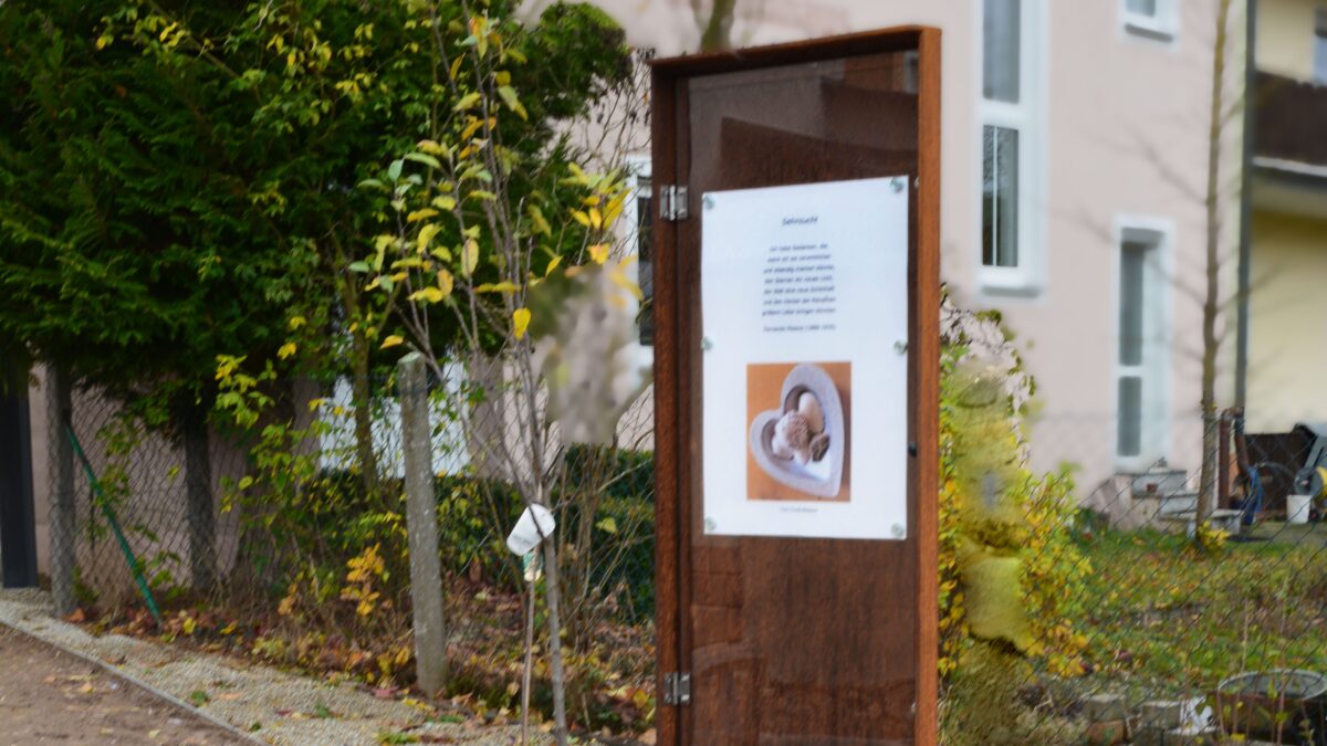 „Innehalter“ und „Denk-Mal“: Stelen ersetzen Pressather Poesiebretter
