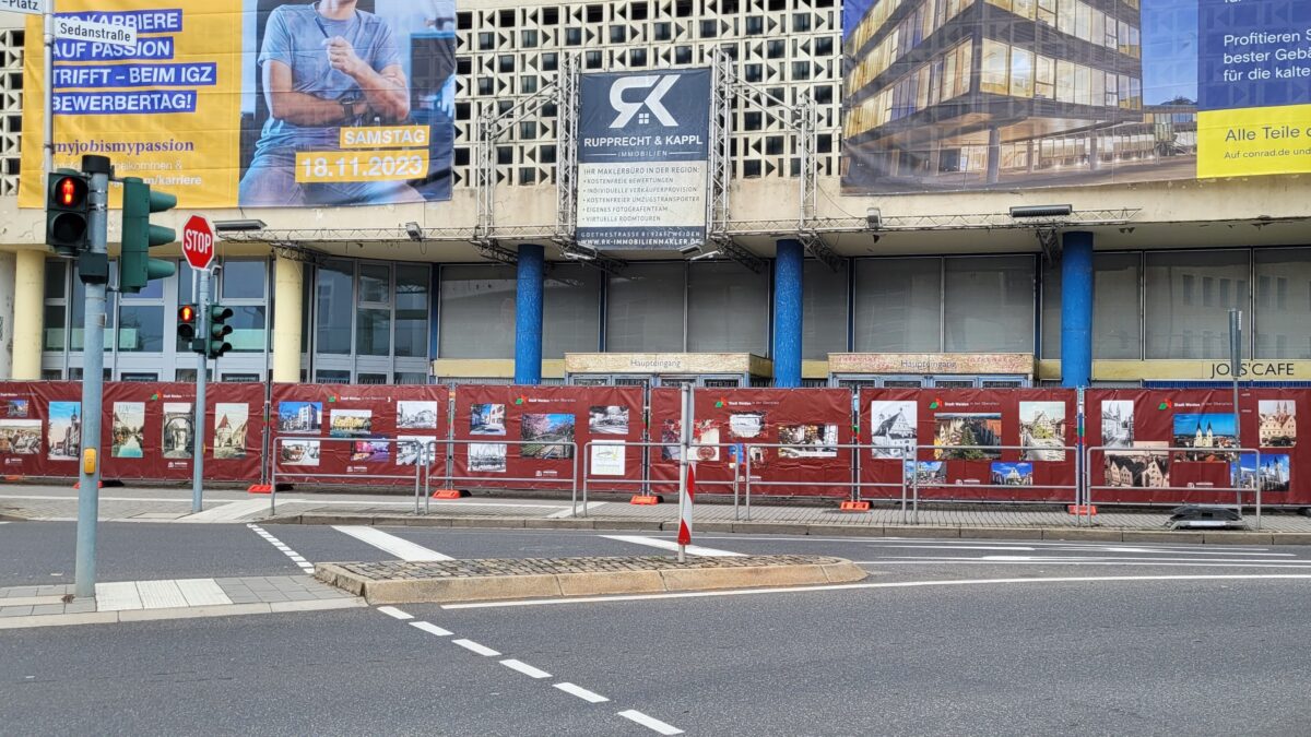 Josefshaus: Zaun mit Stadtansichten als Übergangslösung