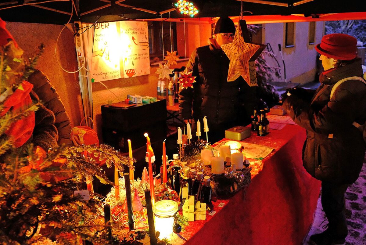 Winterlicher Adventsmarkt in den Neunkirchener Pfarrgärten
