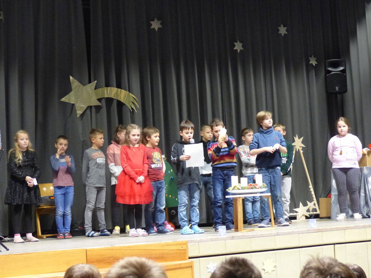 Boomwhackers, Xylophone und Becher: Adventsfeier der Grundschule Leuchtenberg