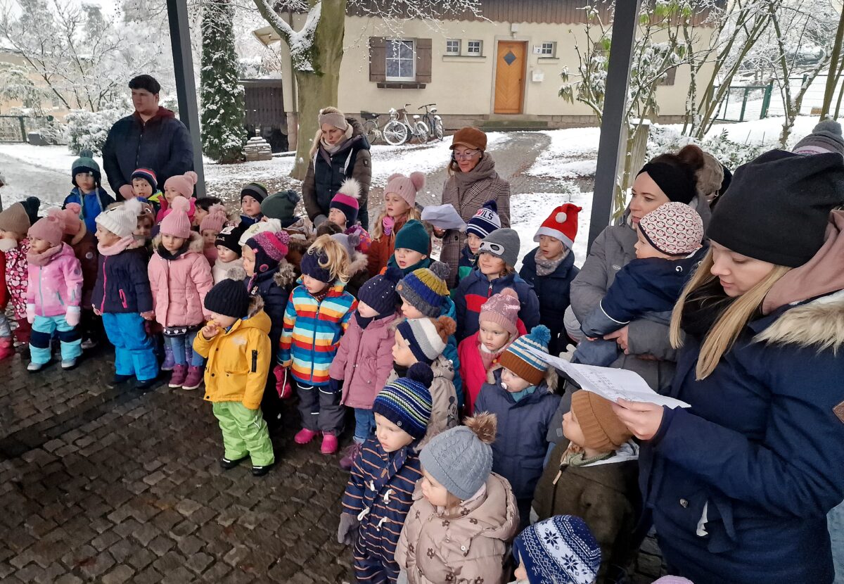 Weihnachtszeit mit Gesang und Tanz eingeläutet