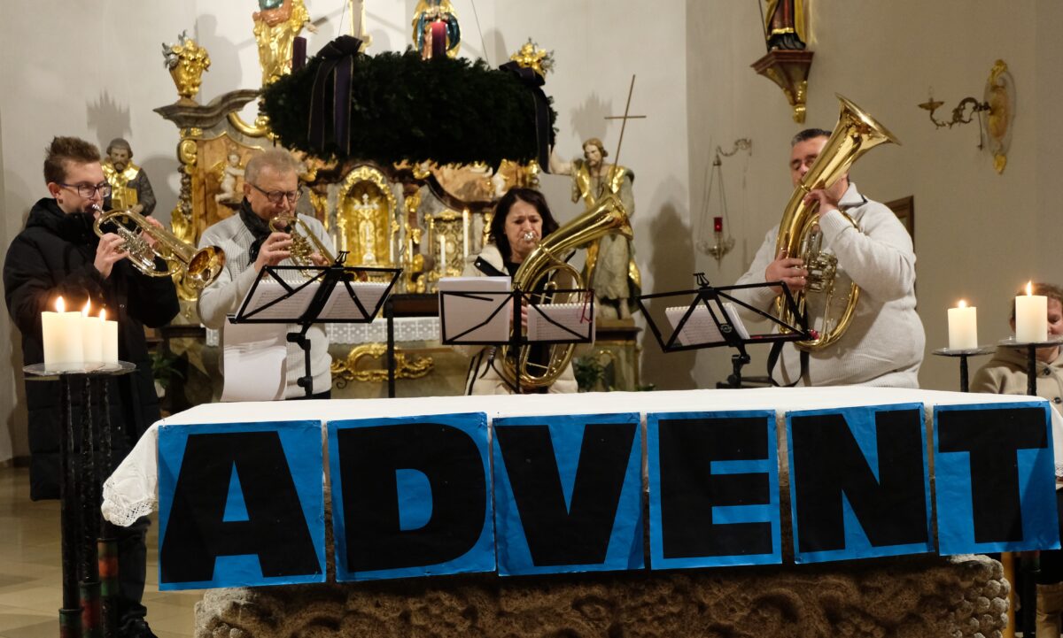 Einklang auf die „staade Zeit“ beim Adventssingen in der Flosser Kirche