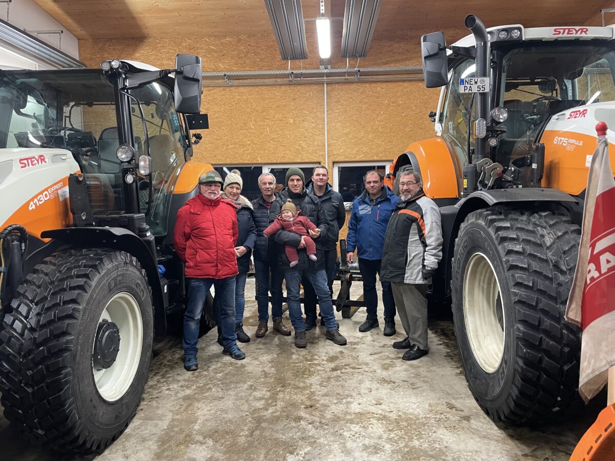 SPD-Ortsverein am Parksteiner Bauhof: Neue Steyr-Traktoren beeindrucken