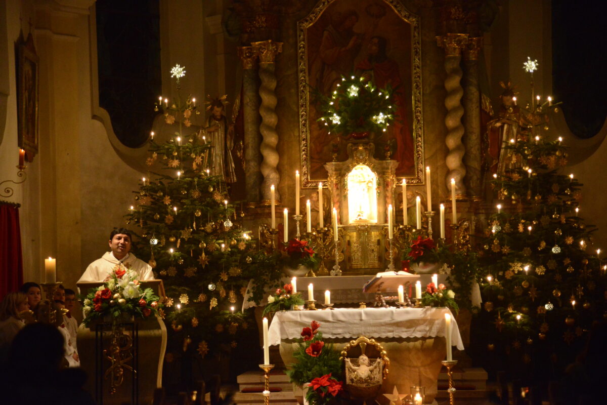 Christmette in Miesbrunner Kirche: Pater liest Weihnachtsgeschichte vor