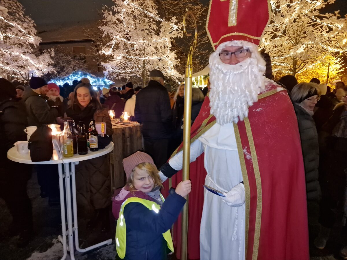 Am Dorfplatz feierten Besucher und Gäste die Schirmitzer Dorfweihnacht