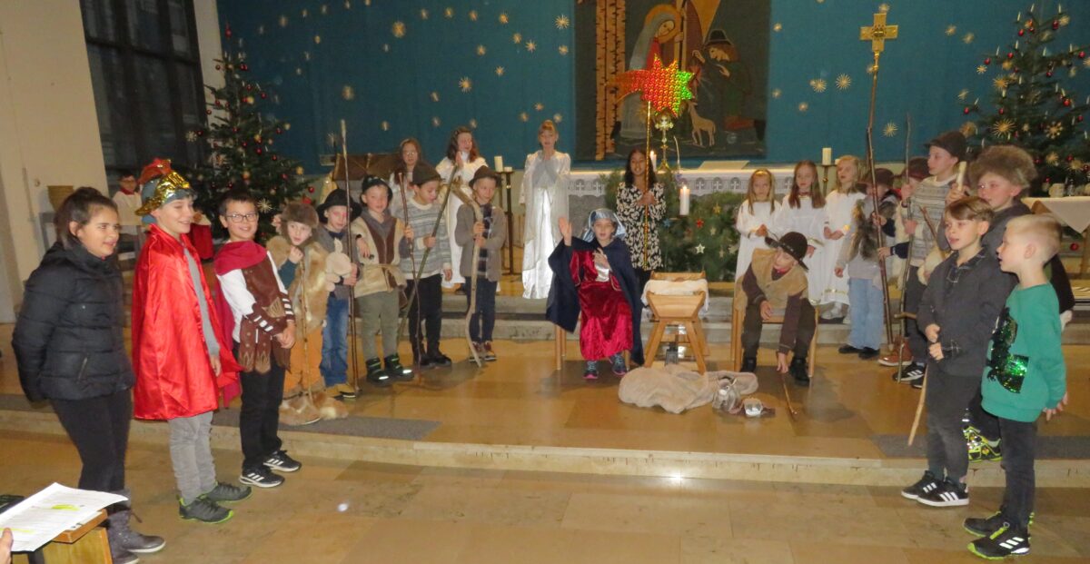 28 Kinder verkünden Jesu Geburt