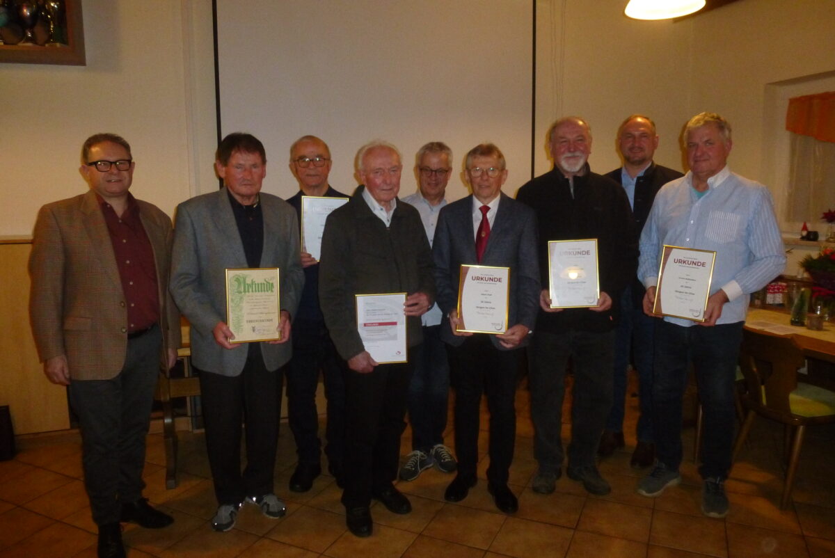 Goldene Nadeln für treue Sänger beim Männergesangverein Mantel