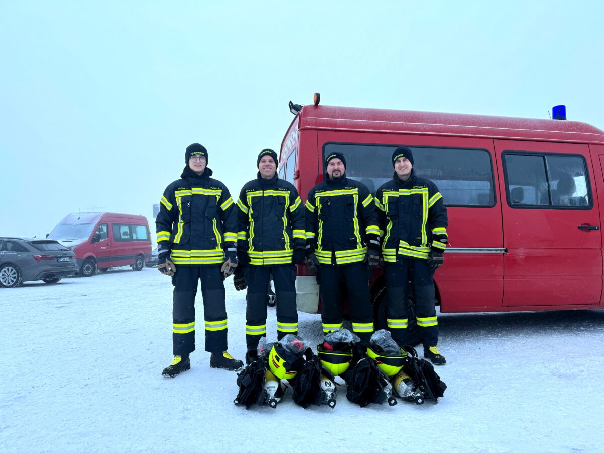 Etzenrichter Feuerwehr erklimmt beim „XMAS Stairrun“ die Skisprungschanze