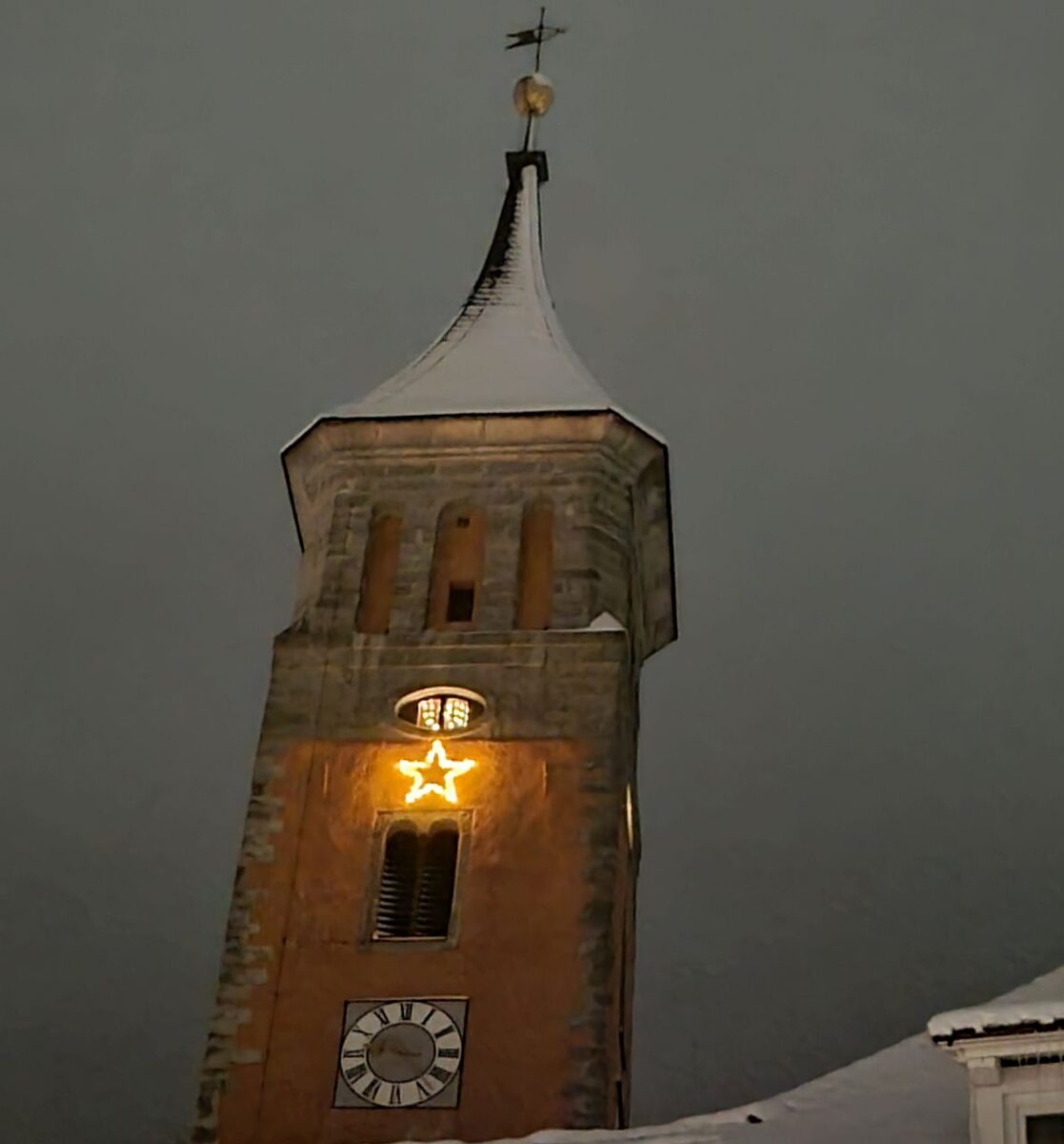 Lichter erstrahlen vom Kirchturm weit ins Flosser Land hinein