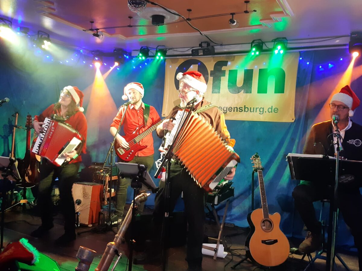 Regensburger Combo „4 Fun“ versprüht weihnachtliche Stimmung auf der „Live Stage“