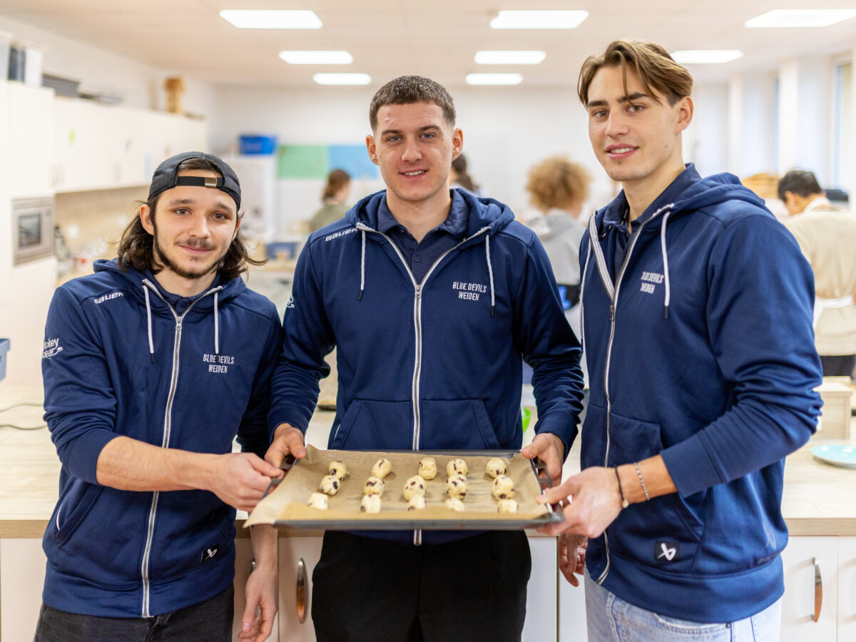 Gemeinschaftsaktion mit Schulen für den guten Zweck beim Heimspiel gegen EV Füssen