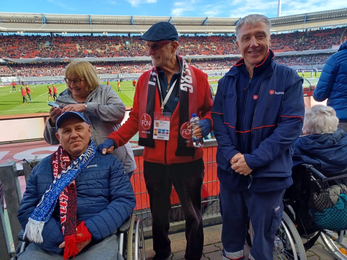 Noch einmal ins Fußball-Stadion: Günther Koch begleitet Herzenswunsch der Malteser