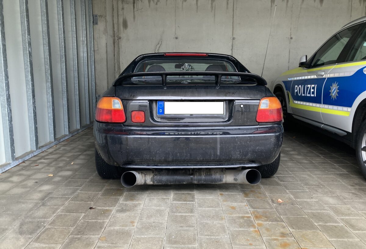 Honda mit angebauter Auspuffanlage aus dem Verkehr gezogen