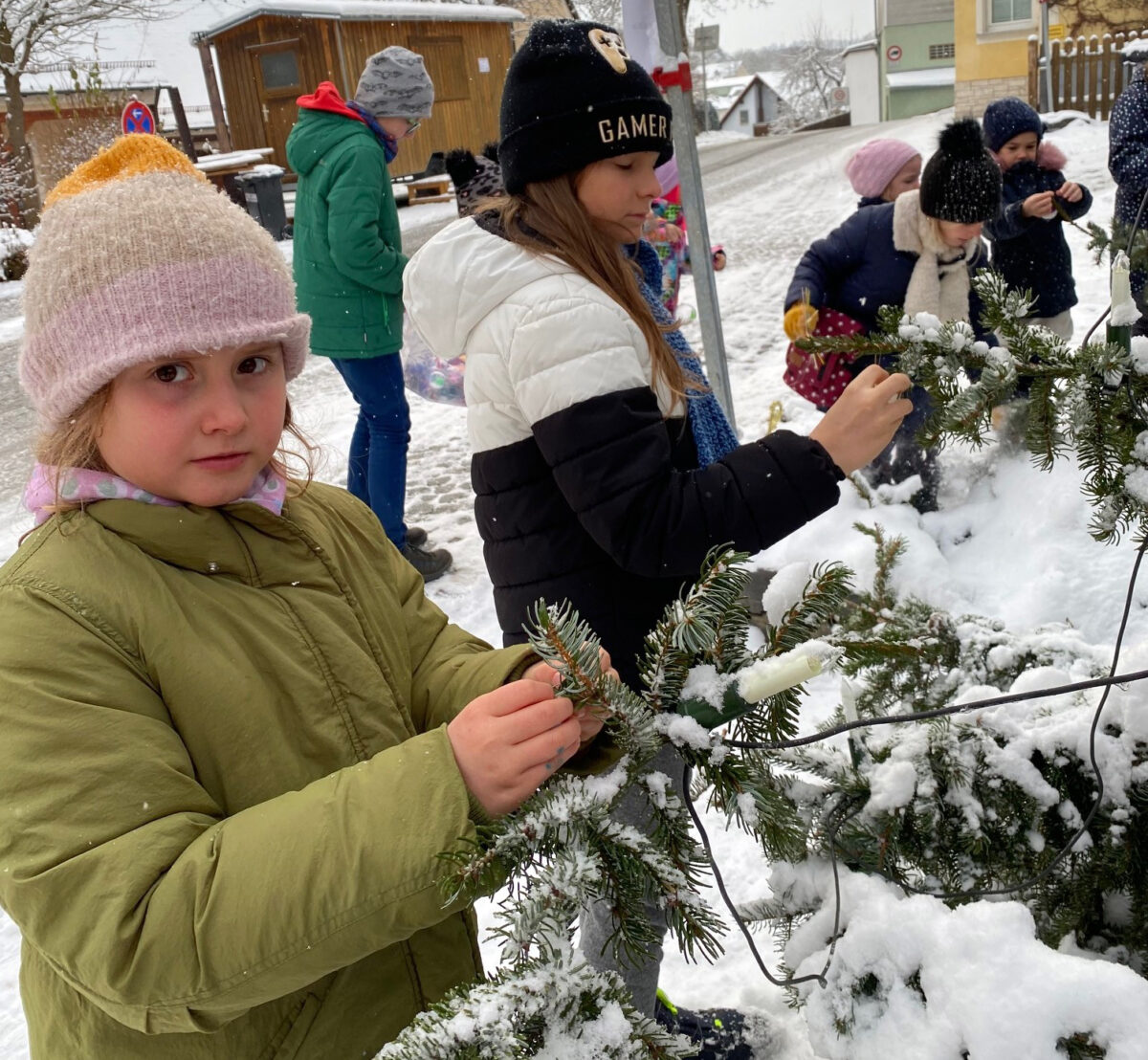 Kinder verschönern den Kirchenthumbacher Christbaum