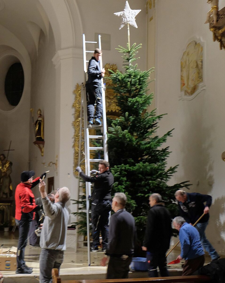 Flosser Männerverein legt beim Christbaum Hand an