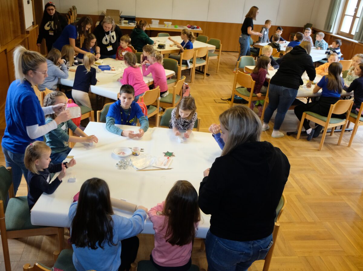 Flosser Kinder warten im Pfarrheim aufs Christkind