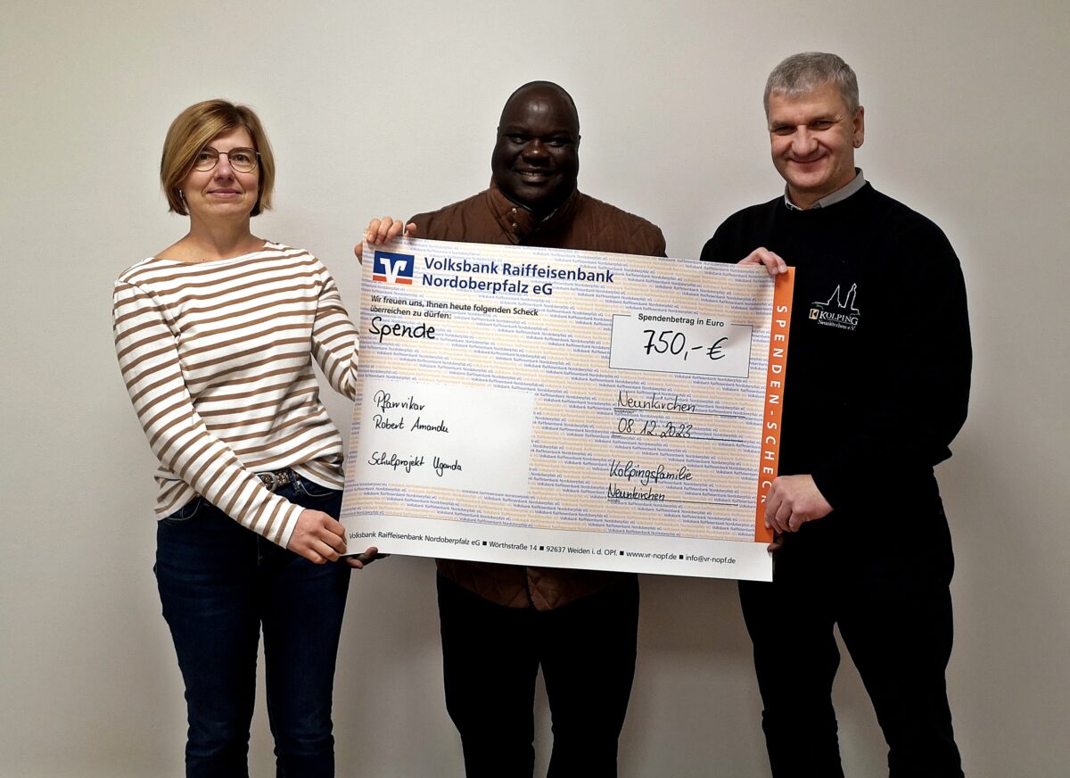 Kolping gibt Pfarrvikar Robert Amandu eine Spende mit nach Uganda