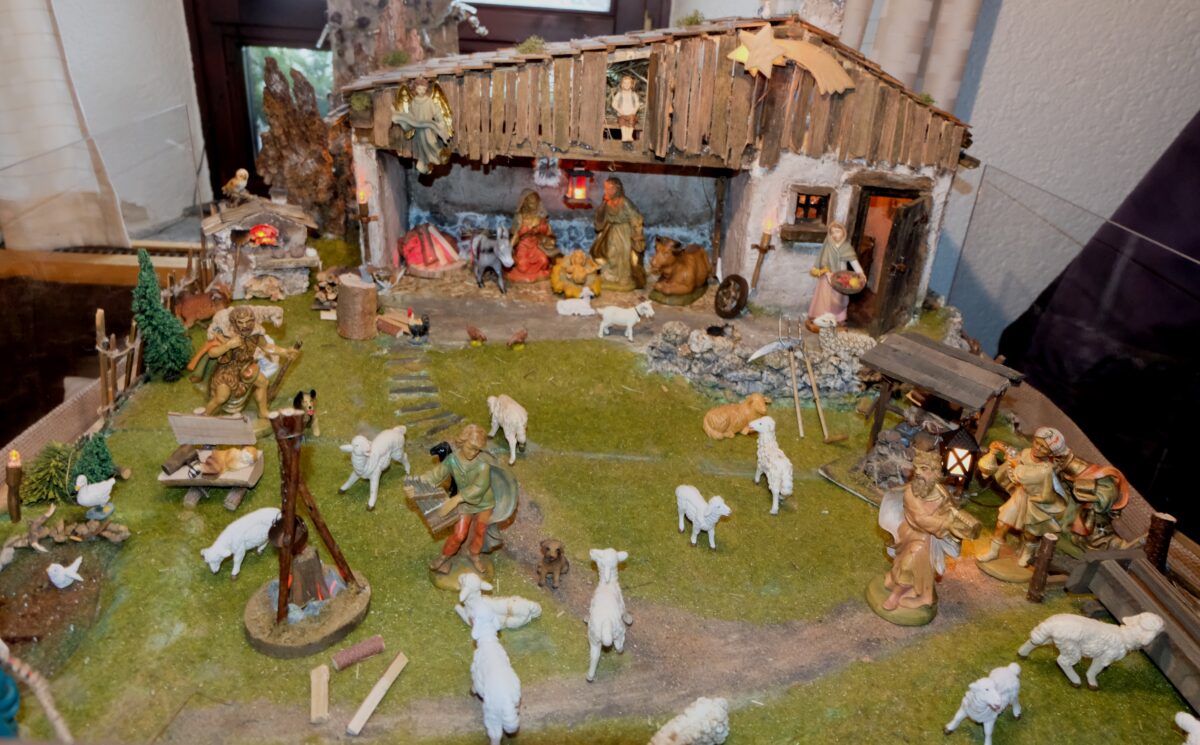 Selbstgebaute Krippe im Gasthaus „Weißes Rössl“